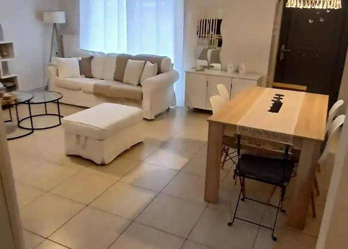 Christi & Paris Nest Lejlighed *