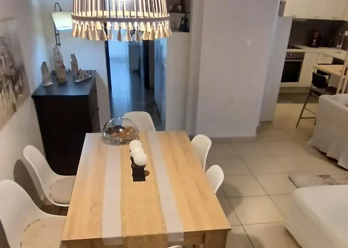 Christi & Paris Nest * Volos