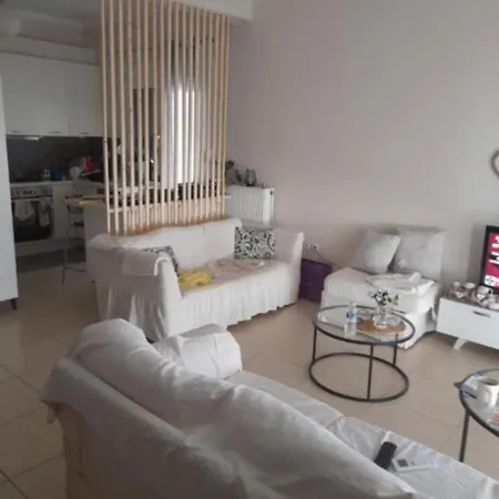 Christi & Paris Nest Apartment